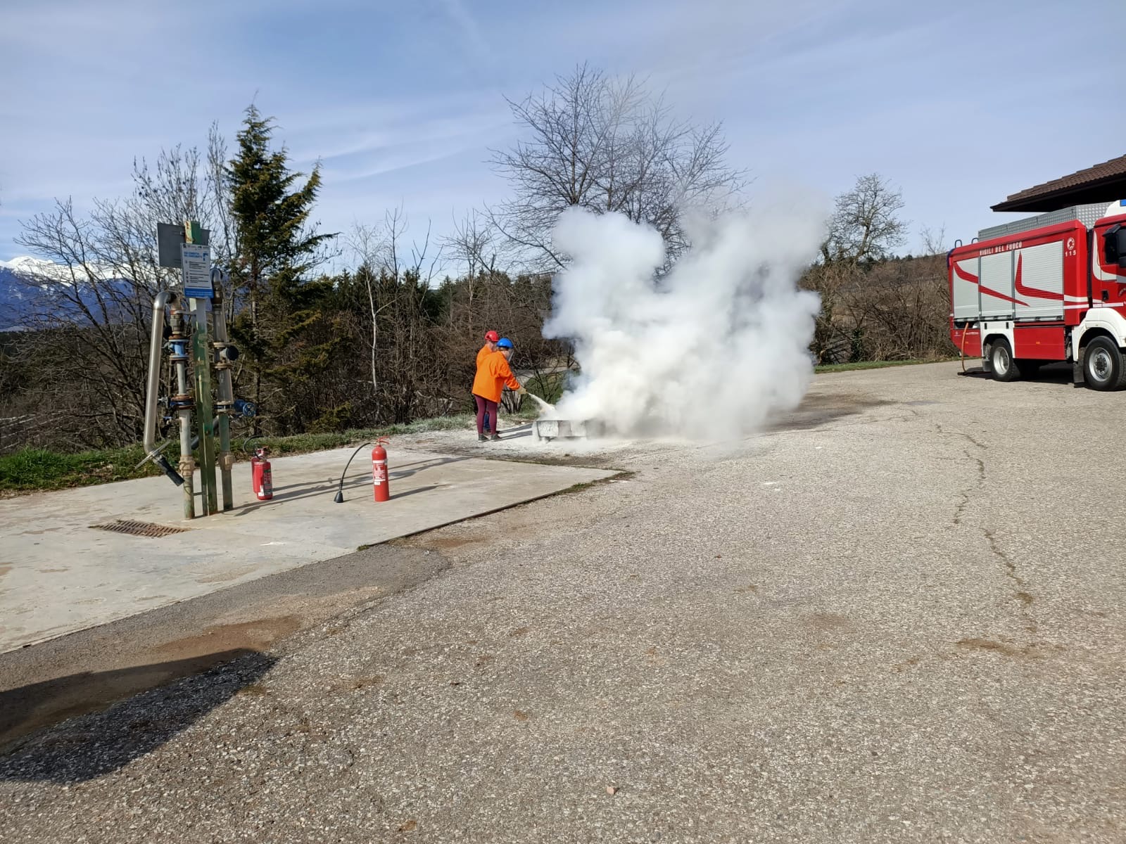 Esercitazione sul campo con mezzo di soccorso antincendio